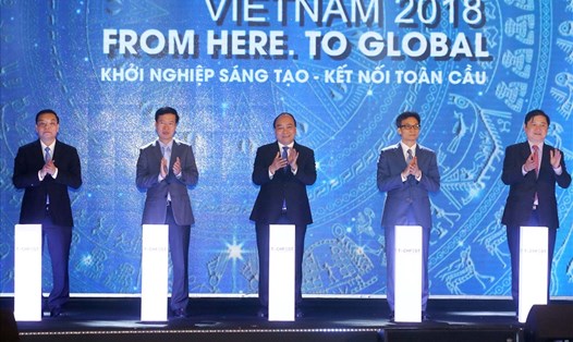 Thủ tướng Nguyễn Xuân Phúc và lãnh đạo các bộ ngành thực hiện nghi thức khai mạc Techfest Vietnam 2018. 