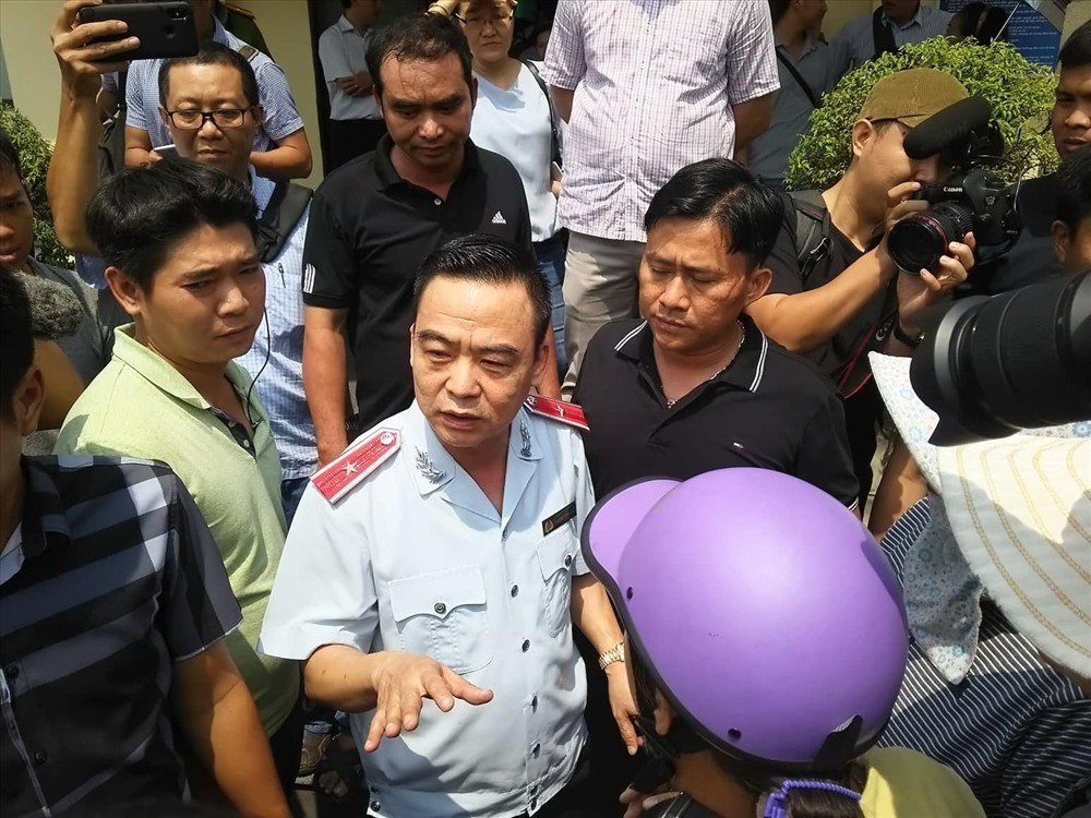 Ông Nguyễn Hồng Điệp - Trưởng Ban Tiếp công dân Trung ương, trò chuyện với người dân Thủ Thiêm sau buổi tiếp xúc sáng 18.10  Ảnh: M.Q 