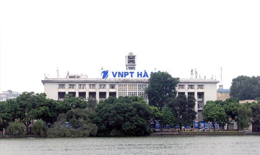 Tòa nhà Bưu điện Hà Nội bất ngờ bị đổi tên thành VNPT Hà Nội. Ảnh Trần Vương.