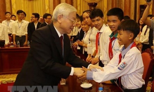 Tổng Bí thư, Chủ tịch nước Nguyễn Phú Trọng với các học sinh, sinh viên tiêu biểu, xuất sắc. (Ảnh: Trí Dũng/TTXVN)