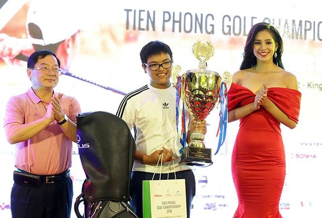 Nguyễn Bảo Long vô địch Tiền Phong Golf Championship 2018. Ảnh: Như Ý 