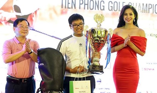 Nguyễn Bảo Long vô địch Tiền Phong Golf Championship 2018. Ảnh: Như Ý 