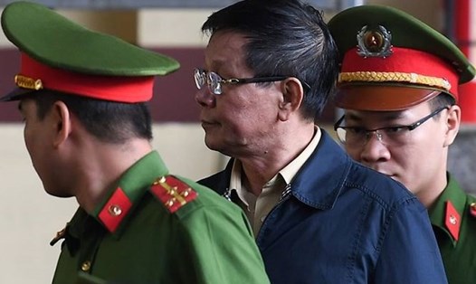 Cựu tướng Phan Văn Vĩnh được dẫn đến tòa. 