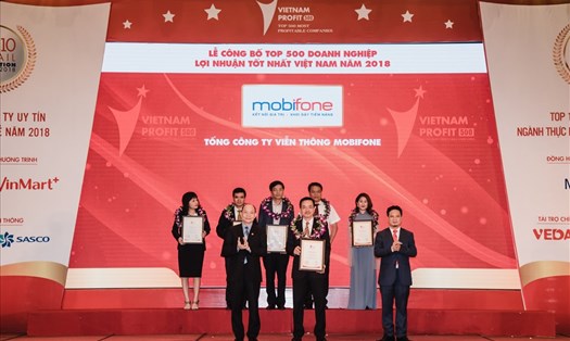 Ông Nguyễn Mạnh Hùng - Phó TGĐ MobiFone nhận chứng nhận danh hiệu từ Ban Tổ chức sự kiện