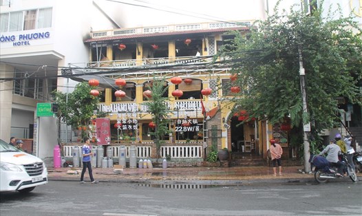 Ngọn lửa bốc ra từ tầng 2 của nhà hàng Việt - Hoa trên đường Nguyễn Thiện Thuật, Nha Trang. Ảnh: PV