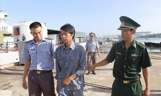 Ngư dân Nguyễn Văn Dũng được lực lượng kiểm ngư cấp cứu đưa về bờ trong sáng 30.11