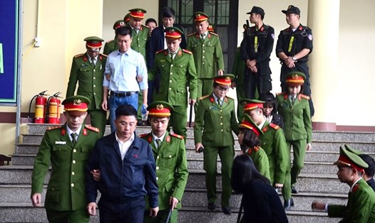 Bị cáo Phan Sào Nam và Nguyễn Văn Dương được dẫn đến tòa. Ảnh: TP.