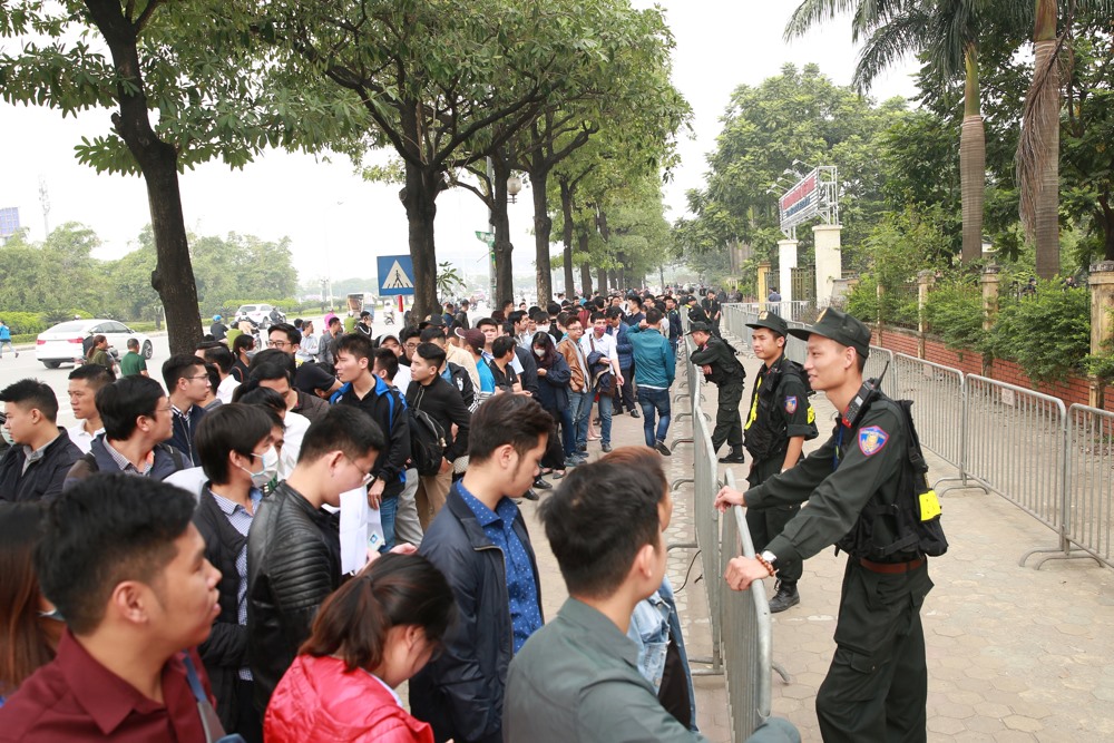 Hàng trăm người xếp hàng bên ngoài trụ sở VFF nhận vé. 