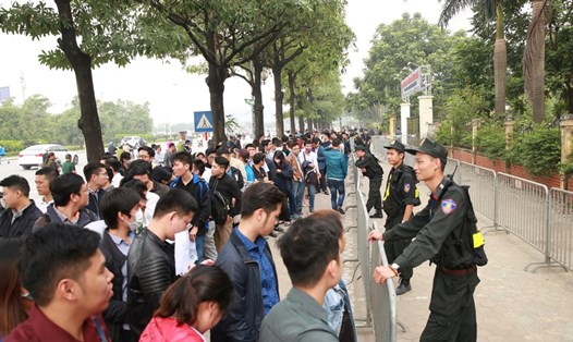 Hàng trăm người xếp hàng bên ngoài trụ sở VFF nhận vé. 