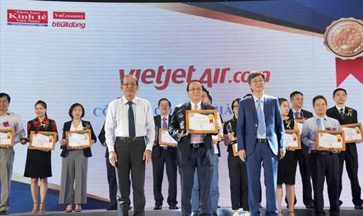Phó Tổng giám đốc Đỗ Xuân Quang đại diện Vietjet đến nhận giải thưởng từ ban tổ chức. Ảnh PV