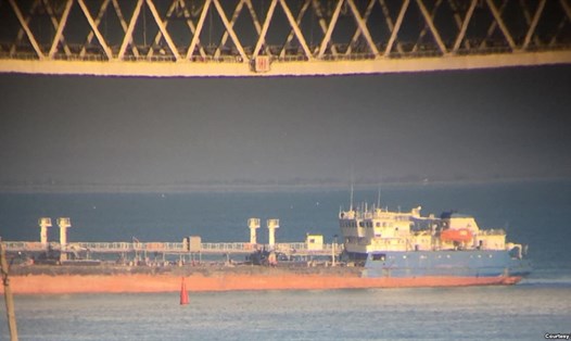 Tàu chở dầu đi qua eo biển Kerch dưới cầu Crimea. Ảnh: RFE 