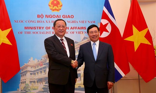 Phó Thủ tướng, Bộ trưởng Ngoại giao Phạm Bình Minh đón Bộ trưởng Ngoại giao Ri Yong-ho. Ảnh: Sơn Tùng