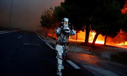 Lính cứu hỏa mặc đồng phục chịu lửa khi cháy rừng ở thị trấn Rafina, gần Athens, Hy Lạp, ngày 23.7.