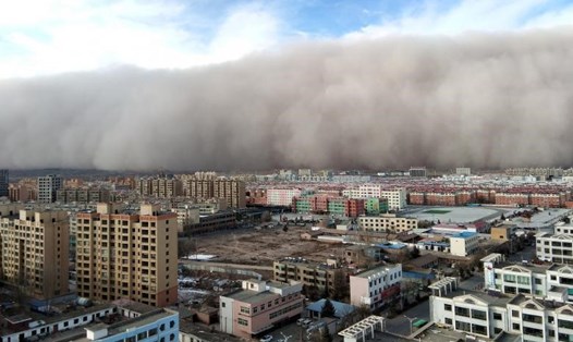  Ngày 25.11, một cơn bão cát khổng lồ với bức tường cát cao 100m đã tấn công vào thành phố Zhangye thuộc tỉnh Cam Túc, Trung Quốc. Cơn bão cát di chuyển trên khắp khu vực với tốc độ "chóng mặt" 17m/giây, tầm nhìn xa tại một số khu vực trong thành phố giảm xuống chỉ còn 10 mét. Ảnh:  REUTERS.