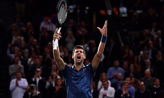 Thắng Federer, Djokovic giành quyền vào chung kết Paris Masters.