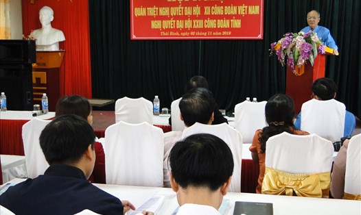 Đồng chí Nguyễn Văn Toán - Trưởng ban Tổ chức LĐLĐ tỉnh Thái Bình triển khai Nghị quyết ĐH XII CĐVN tại hội nghị.