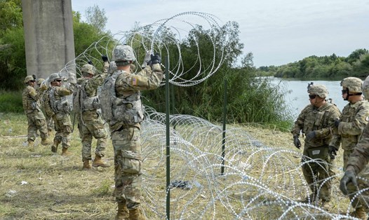 Quân đội Mỹ dựng hàng dào dây thép gai ở biên giới Mexico ngày 2.11. Ảnh: Global Look Press