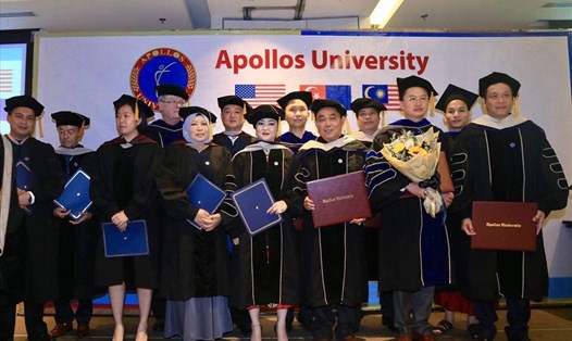 Tại lễ trao tặng bằng Tiến sĩ danh dự và Giáo sư danh dự của ĐH Apollos (Hoa Kỳ) cho các cá nhân có thành tích đặc biệt xuất sắc. Ảnh: N.X.T