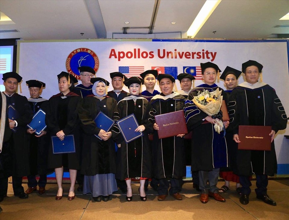 Tại lễ trao tặng bằng Tiến sĩ danh dự và Giáo sư danh dự của ĐH Apollos (Hoa Kỳ) cho các cá nhân có thành tích đặc biệt xuất sắc. Ảnh: N.X.T