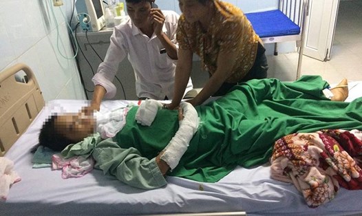 Nữ sinh Lò Thị T. khi được điều trị tại Bệnh viện Đa khoa tỉnh Lai Châu - Ảnh: PV.
