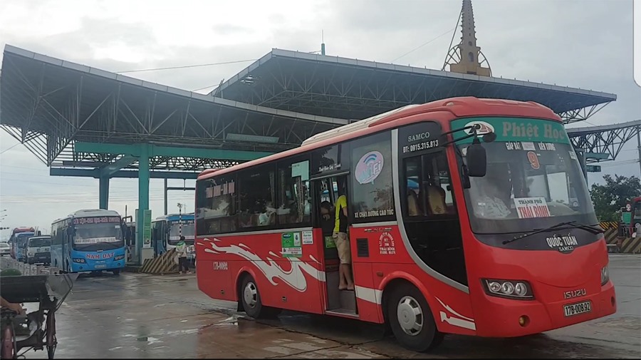 Xe khách tuyến Hà Nội - Thái Bình qua BOT Mỹ Lộc (Nam Định) - Ảnh: Trần Tuấn.