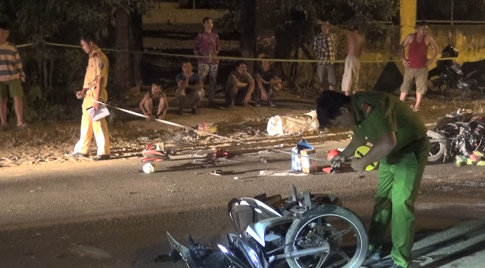 Công an khám nghiệm hiện trường điều tra nguyên nhân vụ tai nạn. Công an khám nghiệm hiện trường điều tra nguyên nhân vụ tai nạn.
