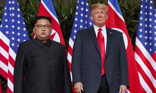 Tổng thống Donald Trump và lãnh đạo Kim Jong-un tại hội nghị thượng đỉnh ở Singapore. Ảnh: AP