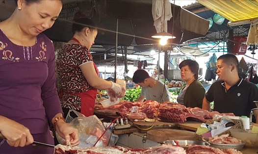 Tại các chợ dân sinh, giá thịt lợn vẫn bị tiểu thương ghim ở mức cao để hưởng lãi lớn, mặc dù giá lợn hơi đã giảm khoảng 10.000đ/kg. Ảnh: kh.V