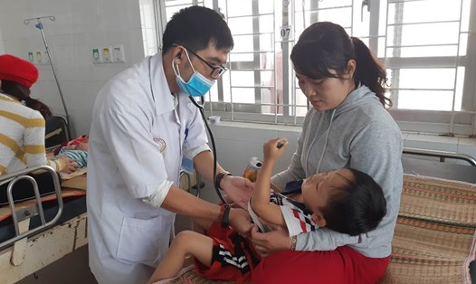 Một BS ở BVĐK tỉnh Phú Yên khám cho bệnh nhi. Ảnh: T.L
