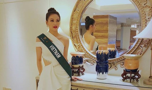 Phương Khánh gợi cảm trong trang phục màu trắng tại Miss Earth.