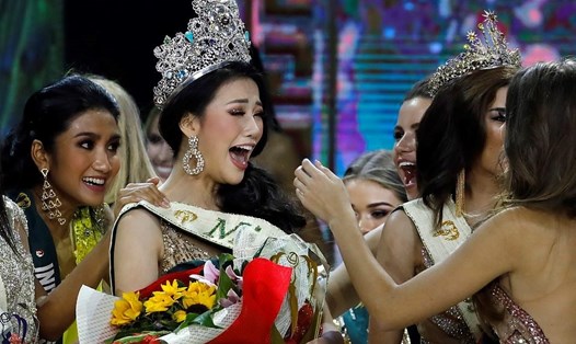 Phương Khánh đăng quang Hoa hậu Trái đất 2018. Ảnh: EPA.