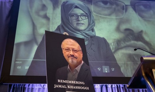 Ảnh bà Hatice Cengiz trên video - hôn thê nhà báo Jamal Khashoggi (ảnh nhỏ) -  trong một sự kiện tưởng nhớ nhà báo Khashoggi. Ảnh: AP. 