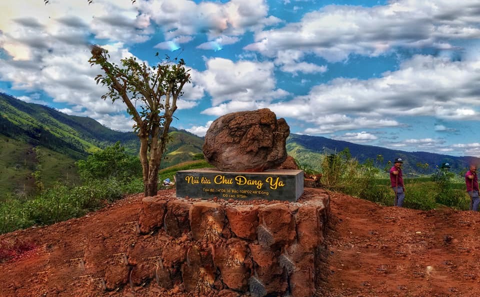 Ở mùa lễ hội lần thứ hai, Ban tổ chức đã chọn một tảng nham thạch làm biểu tượng. Đây là một trong những dấu tích còn sót lại của miệng núi lửa Chư Đang Ya sau hàng triệu năm ngừng hoạt động. Biểu tượng thể hiện được nét đặc trưng của núi lửa cũng như tính riêng biệt về lịch sử, văn hóa, xã hội của địa phương và được đặt trên đỉnh để giới thiệu, quảng bá hình ảnh Chư Đang Ya. Ảnh: Quoc Nguyen