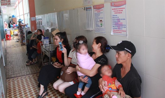 Nhiều bệnh nhi mắc bệnh tay chân miệng được thăm khám tại Đắk Lắk.