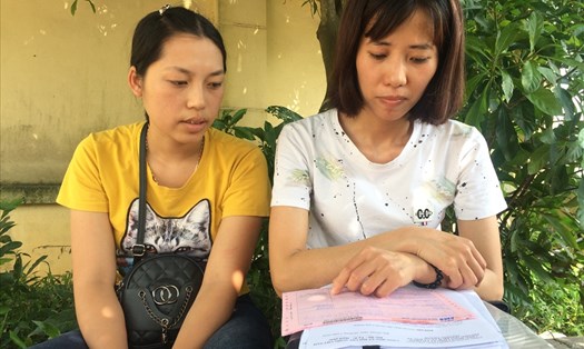 Chị Phạm Thị Lụa (phải) mong các cơ quan sớm giải quyết dứt điểm cho NLĐ. 