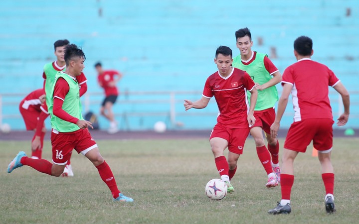 Tuyển Việt Nam phải tập luyện trên sân không đảm bảo chất lượng.