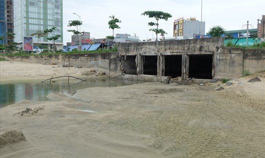 Một cống xả thải ven biển trên địa bàn TP Đà Nẵng. (ảnh: Hoàng Vinh) 