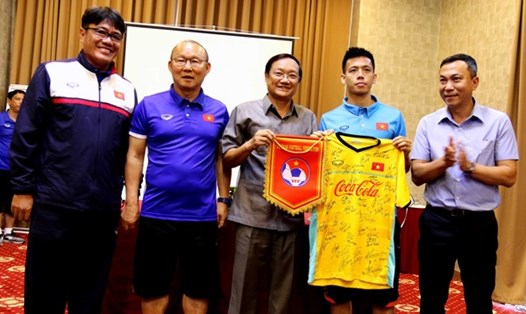 Thầy trò HKL Park Hang-seo được Đại sư Việt Nam tại Lào và các đơn vị tặng số tiền 4.000 USD trước thềm AFF Cup 2018. Ảnh: VFF