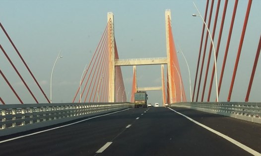 Cầu Bạch Đằng mới thông xe nhưng mặt cầu đã lồi lõm, mấp mô. Ảnh: Nguyễn Hùng