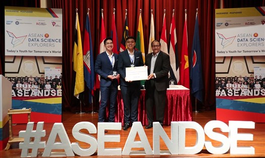 Ông S.Iswaran - Bộ trưởng Bộ Thông tin và Truyền thông Singapore trao giải cho đội Pangolin, Việt Nam. Ảnh: NV