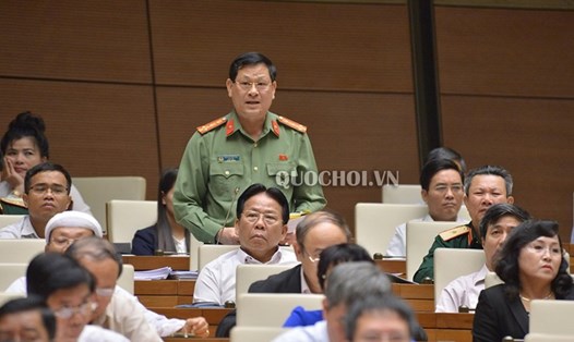 ĐBQH, đại tá Nguyễn Hữu Cầu - Giám đốc Công an tỉnh Nghệ An. Ảnh: Quochoi.vn.