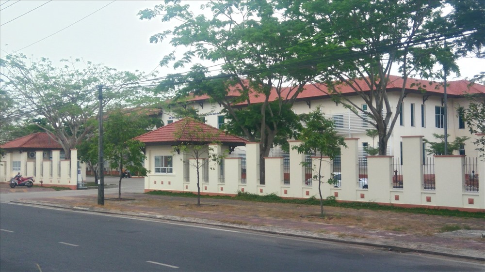 Theo quy định ngoài lộ giới 40 m còn khoản lùi hai bên 6 m, nhưng một doanh nghiệp đã xây dựng chiếm hết 6 m này khiến người dân bức xúc (ảnh Nhật Hồ)