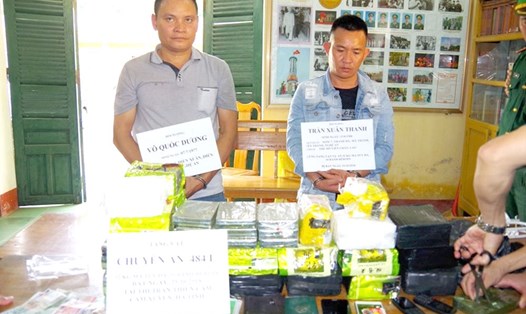 Hai đối tượng Võ Quốc Dương và Trần Xuân Thanh cùng tang vật 32kg ma túy đá và 10 bánh hêrôin.