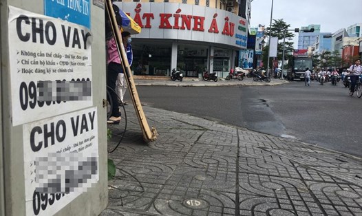 "Ngân hàng" cho vay nặng lãi di động tràn ngập nơi công cộng tại Đà Nẵng. Ảnh: Thanh Hải