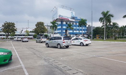 Hàng chục tài xế taxi trong sân bay Đà Nẵng đã tự ngừng hoạt động để phản đối Grab và xe dù. Ảnh:NLĐ