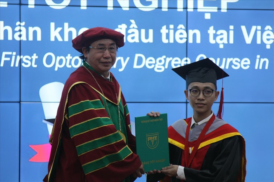 Các tân cử nhân khúc xạ nhãn khoa đầu tiên tại Việt Nam Các tân cử nhân khúc xạ nhãn khoa đầu tiên tại Việt Nam