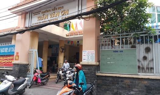 Trường Tiểu học Trần Văn Ơn (quận Tân Bình), nơi xảy ra sự việc. Ảnh: Nguyễn Quyên