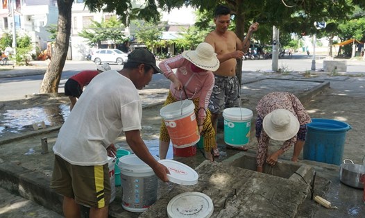 Cuộc sống của hàng trăm hộ dân Đà Nẵng bị đảo lộn vì tình trạng thiếu nước sinh hoạt. Ảnh: Giáp Hồ/ Zing