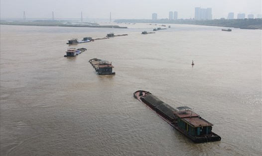 Các tàu chở cát quá tải ngang nhiên hoạt động trên sông Hồng.