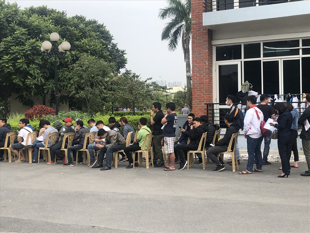 Cổ động viên xếp hàng nhận vé xem tuyển Việt Nam đá AFF Cup 2018.